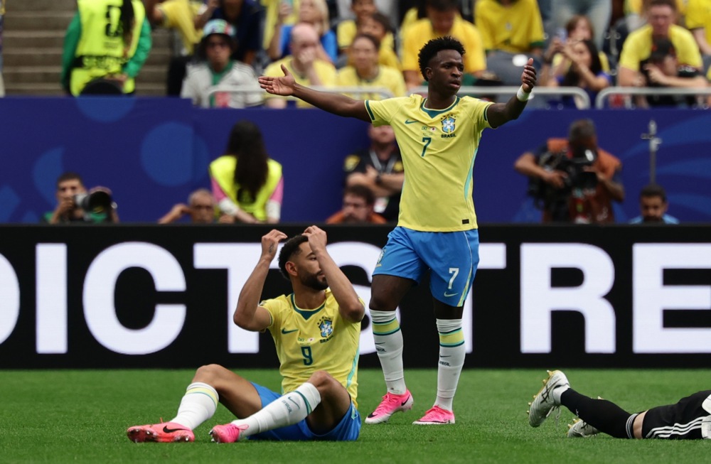 (VIDEO) - Prvo poluvreme za zaborav, a onda je Don Karlo podigao obrvu - Martineli uz sudijski zvižduk i Brazil je u osmini finala!